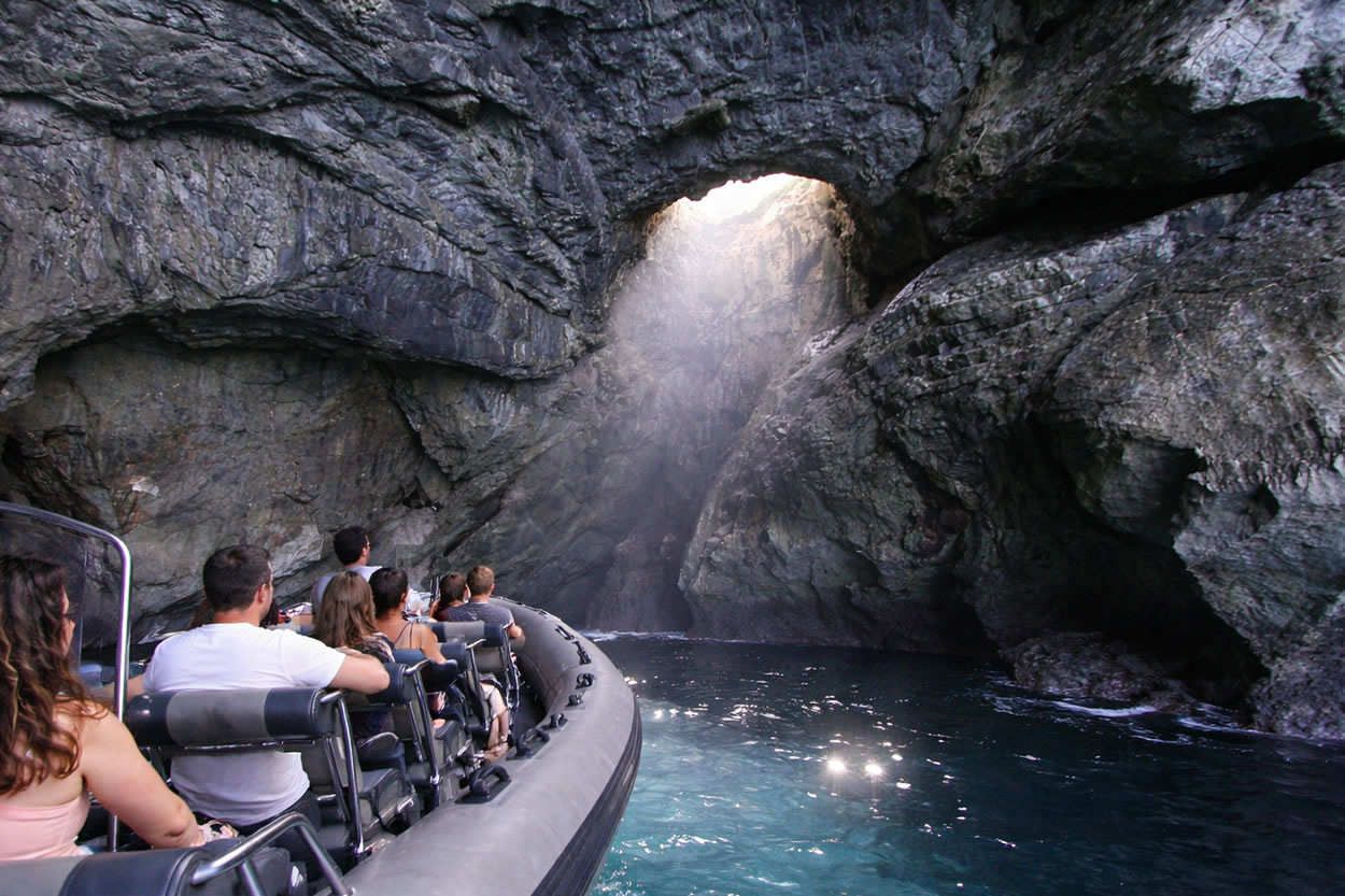 Ruta en lancha por los acantilados Ruta en lancha por los acantilados
